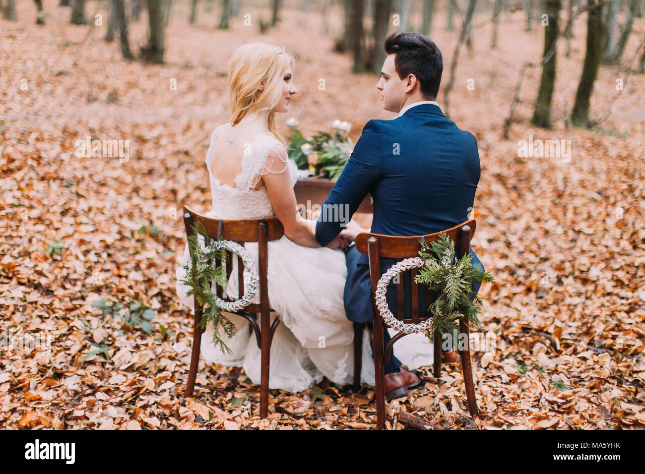 Schöne Hochzeit paar Im vintage Tisch sitzen im Herbst Wald Stockfoto