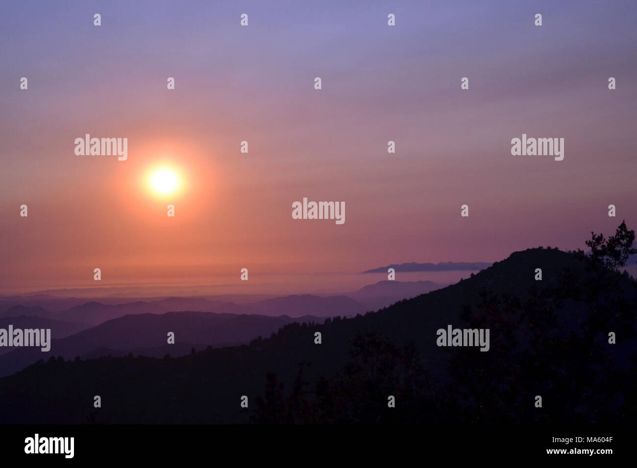 Sonnenuntergang in San Bernardino National Forest. Die San Jacinto Berge in San Bernardino National Forest bieten Lebensraum für viele Tierarten einschließlich der gefährdeten Mountain yellow-legged Frog. Stockfoto