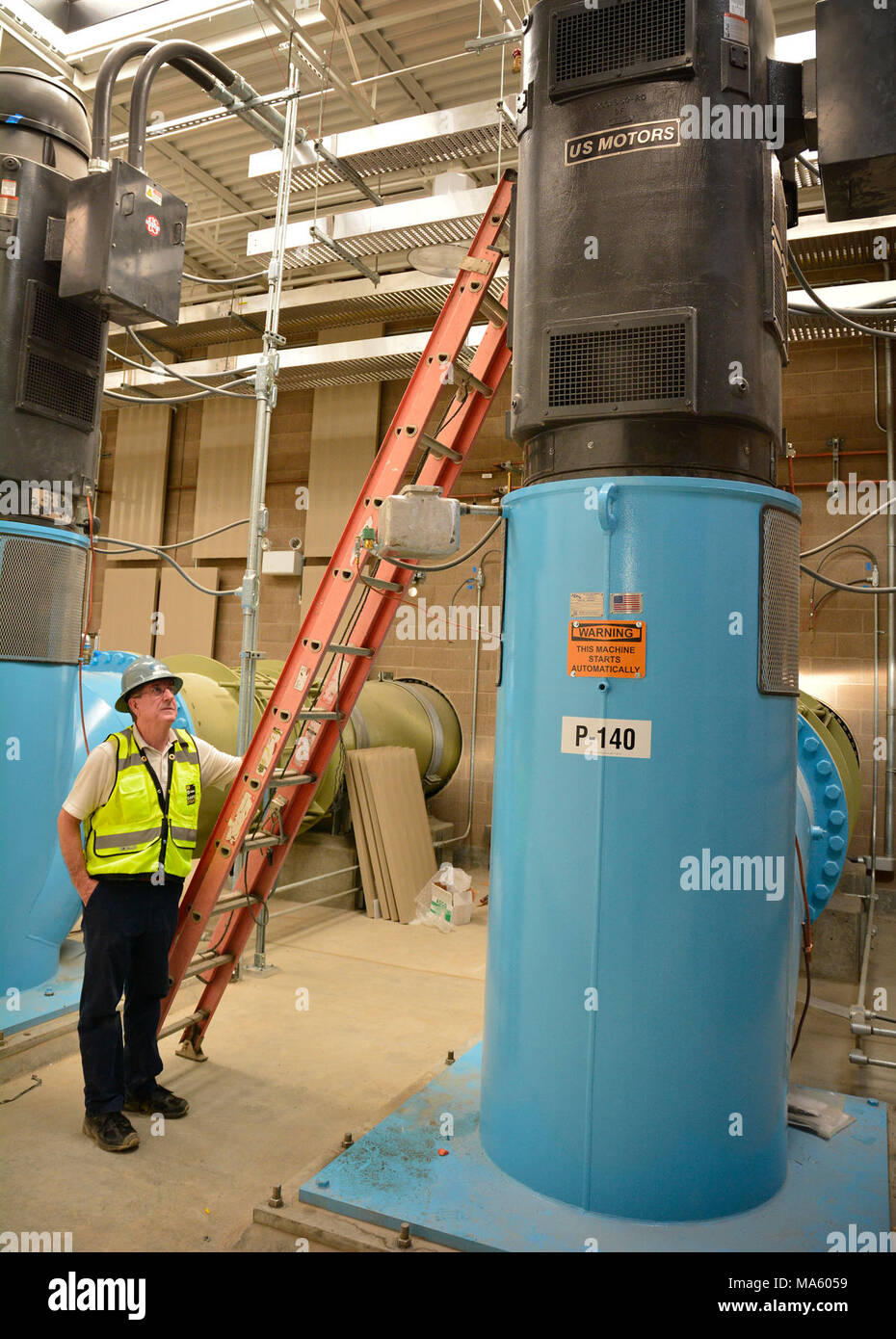 Mit einer Pumpe. Projekt Manager Glenn Vita steht neben einer von acht modernen Pumpen, die kombiniert werden fast 400 Kubik meter pro Sekunde von Wasser zu Wasser Benutzer in Yolo County. Die fast 100 Jahre alten Wasseraufnahme auf dem Fluss nördlich von Sacramento ausgetauscht wird, den Weg für eine neue Aufnahme und Fisch-Facility, bedroht zu schützen und gefährdeten Fischarten und auch bei der Verbesserung der Zuverlässigkeit der Wasserversorgung für die östlichen Yolo County. Auf dem westlichen Ufer des Sacramento River Direkt vor dem Vietnam Veteranen Brücke auf der Interstate-5, den Einlaß facil Stockfoto