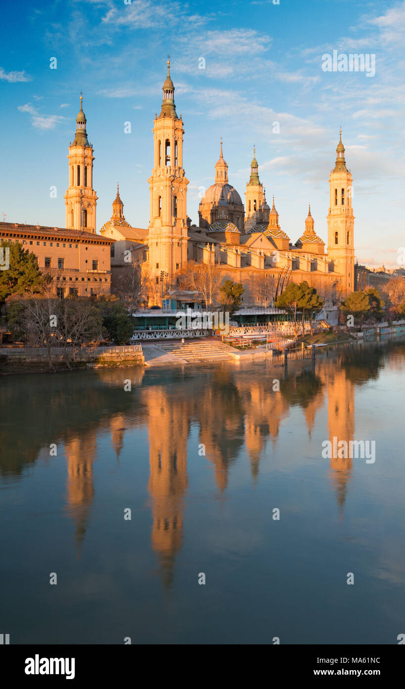 Saragossa - Die Kathedrale Basilica del Pilar in der Abenddämmerung. Stockfoto