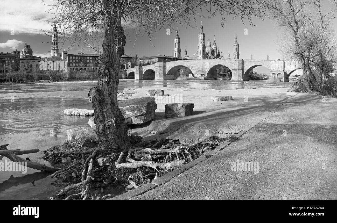 Saragossa - die Brücke Puente de Piedra und Basilika del Pilar mit dem Ufer des Ebro im Morgenlicht. Stockfoto