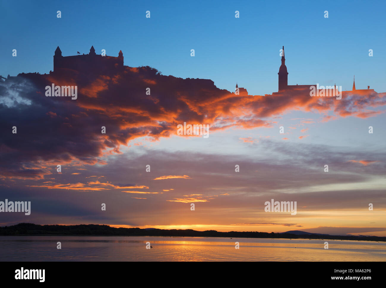 Die symbolische Silhouette von Bratislava in sanstet Wolken. Stockfoto