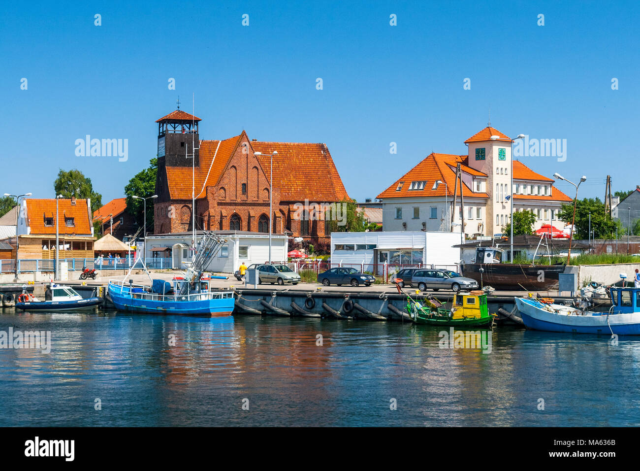 Halbinsel Hel in Polen, Blick auf die Stadt von der Backbordseite, Fischerei Museum und das Rathaus. Stockfoto