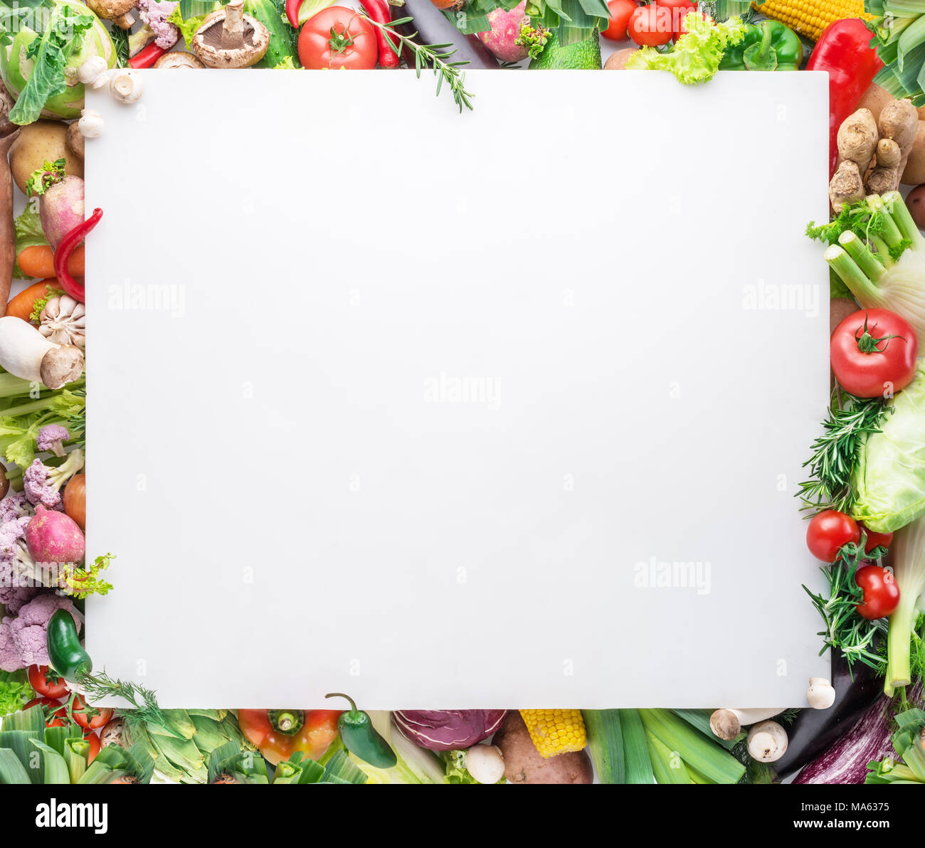 Verschiedene bunte Gemüse als Rahmen auf weißem Hintergrund angeordnet. Freier Platz für Ihren Text. Stockfoto