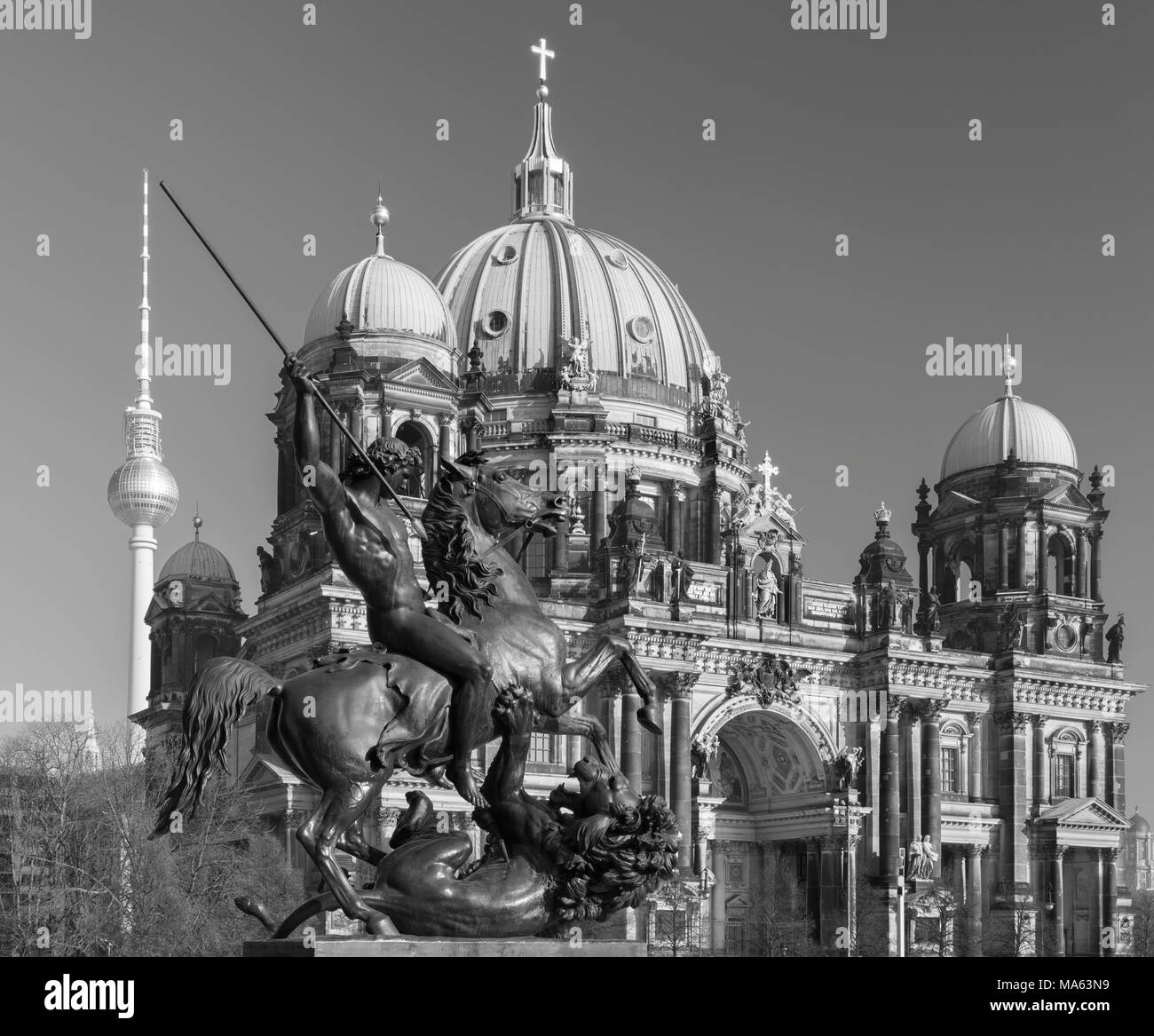 BERLIN, DEUTSCHLAND, Februar, 13, 2017: Die Kuppel und Bronze Skulptur Lowenkampfer und von Albert Wolff von Christian Daniel konzipiert Stockfoto