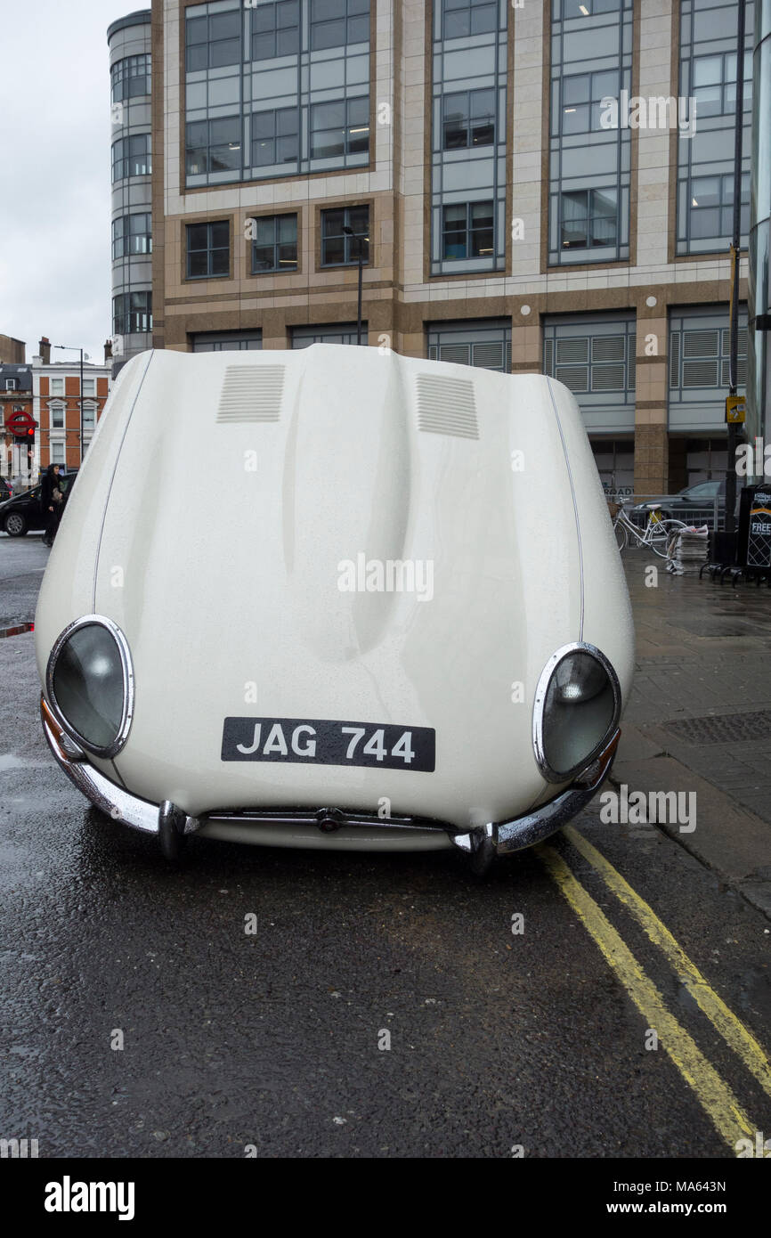 Ein nach unten gebrochen Jaguar E-Type 4.2 Liter klassische Sportwagen in London, Großbritannien Stockfoto