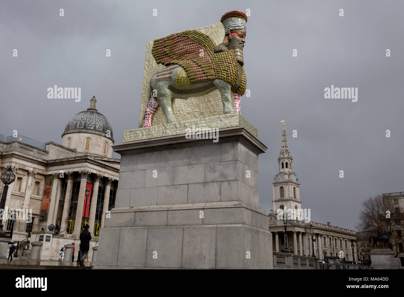 Der 12 Fourth Plinth Kommission durch den Bürgermeister von London Kunstwerk mit dem Titel "der unsichtbare Feind sollte nicht vorhanden" des Künstlers Michael Rakowitz, Trafalgar Square, am 29. März in London, England 2018. Im Jahr 2006 begann, die Skulptur stellt über 7.000 archäologische Artefakte aus dem Irak Museum während des Krieges geplündert oder zerstört. Aktionspakete diese war Lamassu, eine geflügelte Gottheit, die nergal Tor am Eingang zur antiken Stadt assyrischen Stadt Ninive (moderne Mossul, Irak), die von ISIS im Jahr 2015 zerstört wurde, bewacht. Die lamassu, die die gleichen Abmessungen wie die fourt Stockfoto