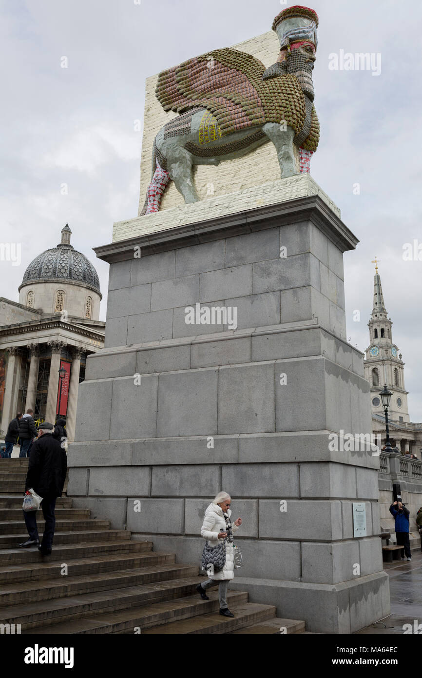 Der 12 Fourth Plinth Kommission durch den Bürgermeister von London Kunstwerk mit dem Titel "der unsichtbare Feind sollte nicht vorhanden" des Künstlers Michael Rakowitz, Trafalgar Square, am 29. März in London, England 2018. Im Jahr 2006 begann, die Skulptur stellt über 7.000 archäologische Artefakte aus dem Irak Museum während des Krieges geplündert oder zerstört. Aktionspakete diese war Lamassu, eine geflügelte Gottheit, die nergal Tor am Eingang zur antiken Stadt assyrischen Stadt Ninive (moderne Mossul, Irak), die von ISIS im Jahr 2015 zerstört wurde, bewacht. Die lamassu, die die gleichen Abmessungen wie die fourt Stockfoto