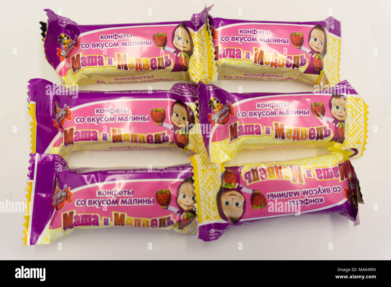 Erdbeere und Himbeere Mascha und der Bär himbeer-flavored Candies - Russland Berezniki Februar 28, 2018 Stockfoto