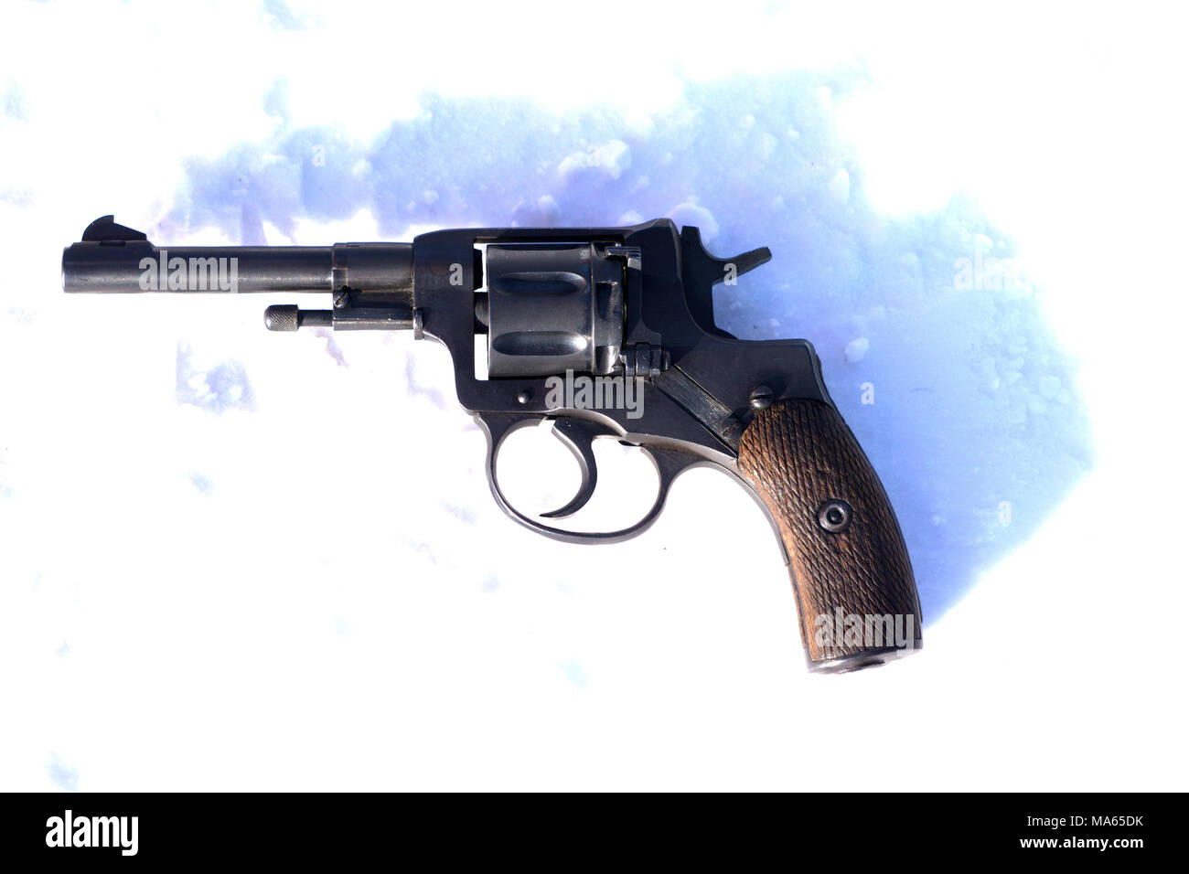 Mini Revolver mit Holzgriff auf das blacket Schnee Stockfoto