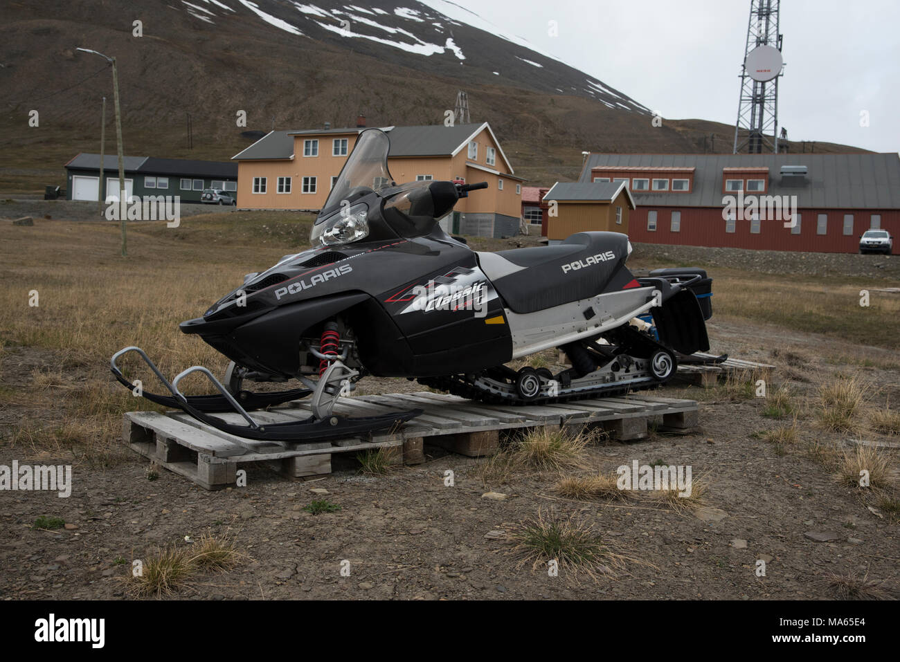 Wie der Schnee deckt die Svalbard im Arktischen Ozean fast neun Monate im Jahr snowmobile sind eine sehr häufige Form der Beförderung. Stockfoto