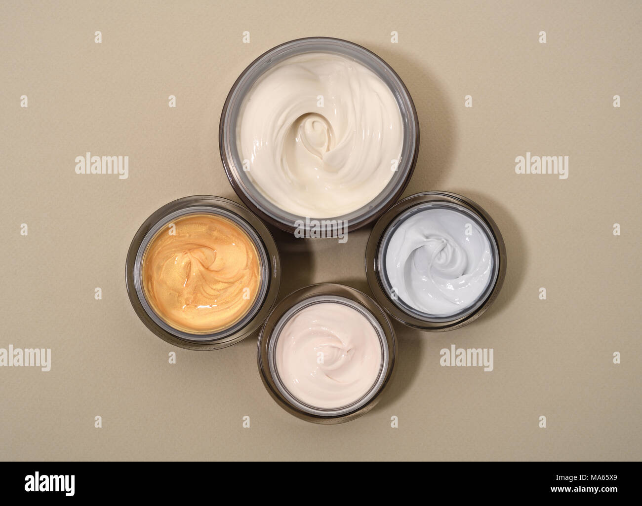 Kosmetische Töpfe unterschiedlicher Farbe Produkte. Stockfoto