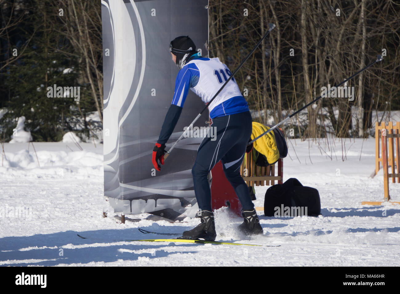 Die zweite Stufe des Wettbewerbs ein Mann Skifahren am Hang Stockfoto