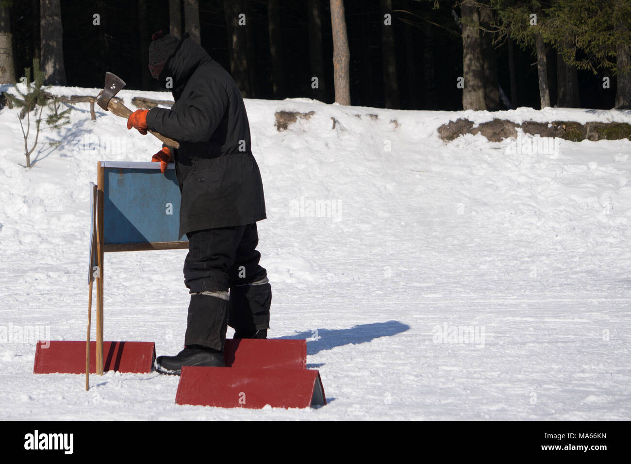 Strong lumberjack Holzhacken, Späne fliegen auseinander Stockfoto