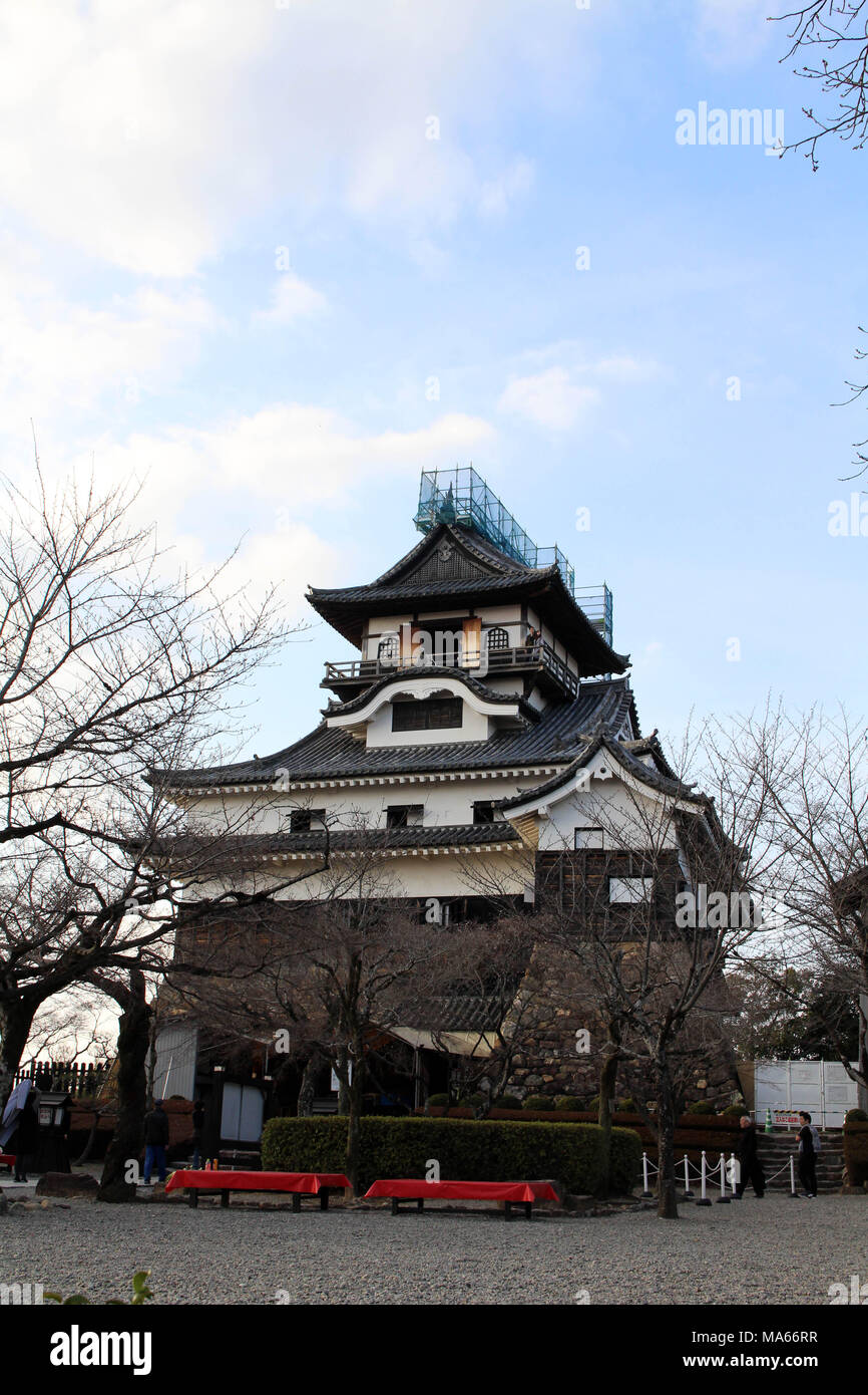 Um Inuyama Castle in der Aichi Präfektur. Durch die Kiso Flusses und auch das Original. Pic wurde im Februar 2018 getroffen. Stockfoto