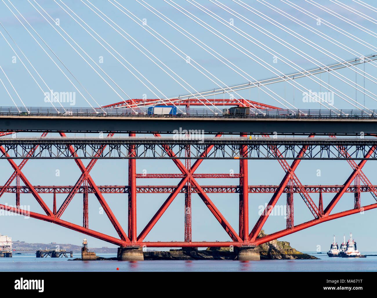 Tagsüber Blick auf die drei großen Brücken über den Firth-of-Forth in South Queensferry, Kreuzung, North Queensferry Road Bridge und die Forth Bridge Stockfoto