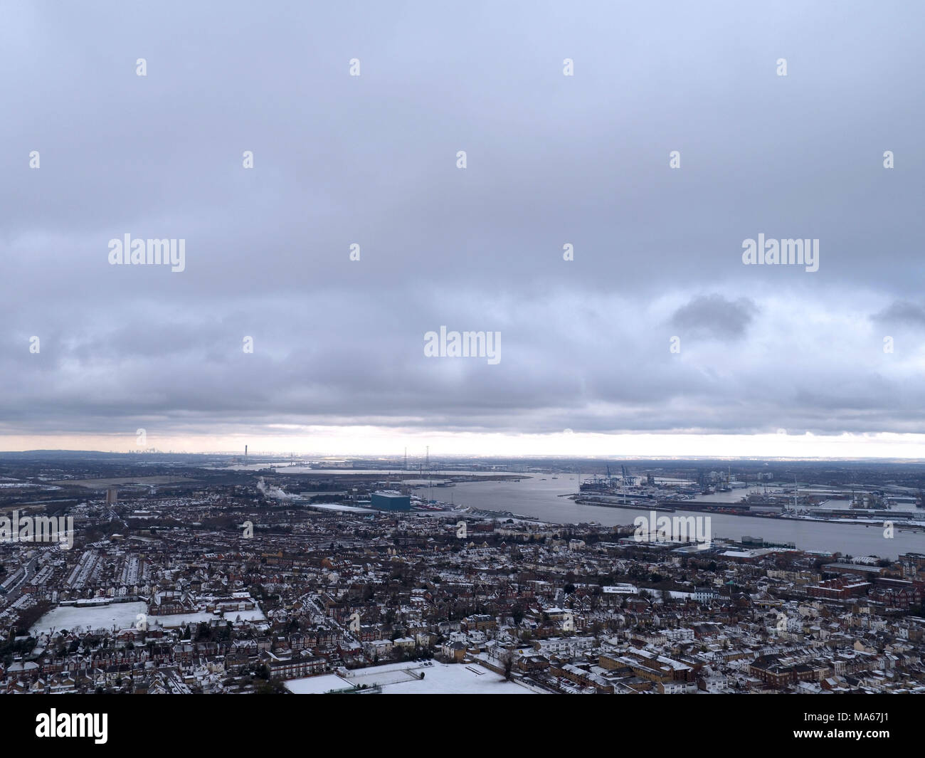 Luftbilder von drone Show der Schnee über die Landschaft in Gravesend, Kent. Drei Leute haben angeblich gestorben und viele andere haben im Fahrzeug stürzt beteiligt als "Tier aus dem Osten", fährt zum wreak Verwüstung über Großbritannien. Mit: Atmosphäre, wo: Gravesend, Großbritannien Wann: 27 Feb 2018 Credit: WENN.com Stockfoto