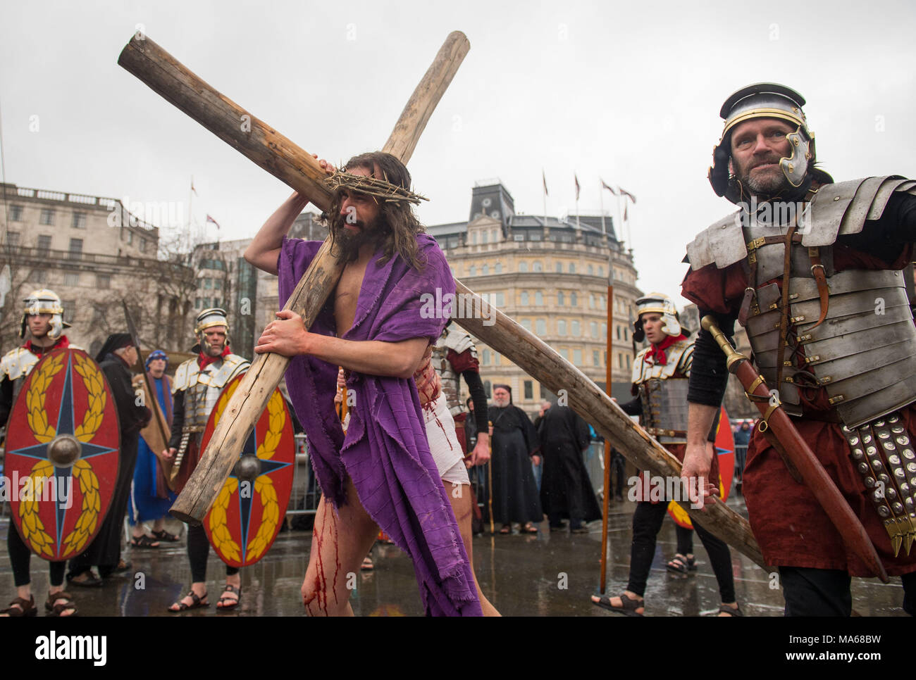 James Burke-Dunsmore wie Jesus im Karfreitag Leistung der Passion Jesu, inszeniert von der Wintershall Spieler, auf dem Trafalgar Square in London. Stockfoto