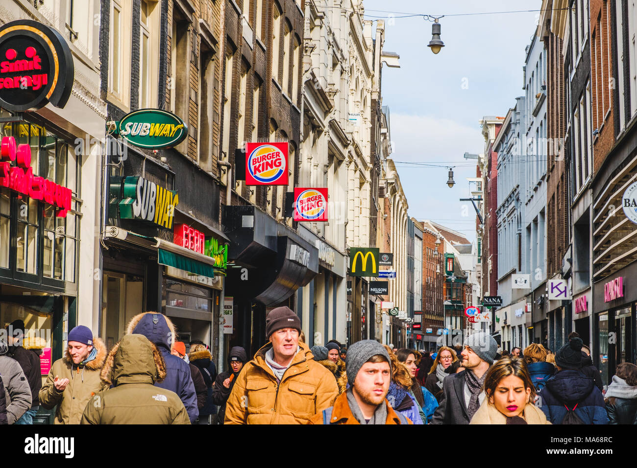 Amsterdam, Niederlande - März 2018: Menschen zu Fuß auf belebten Straße im Stadtzentrum von Amsterdam, an einem sonnigen Tag Stockfoto