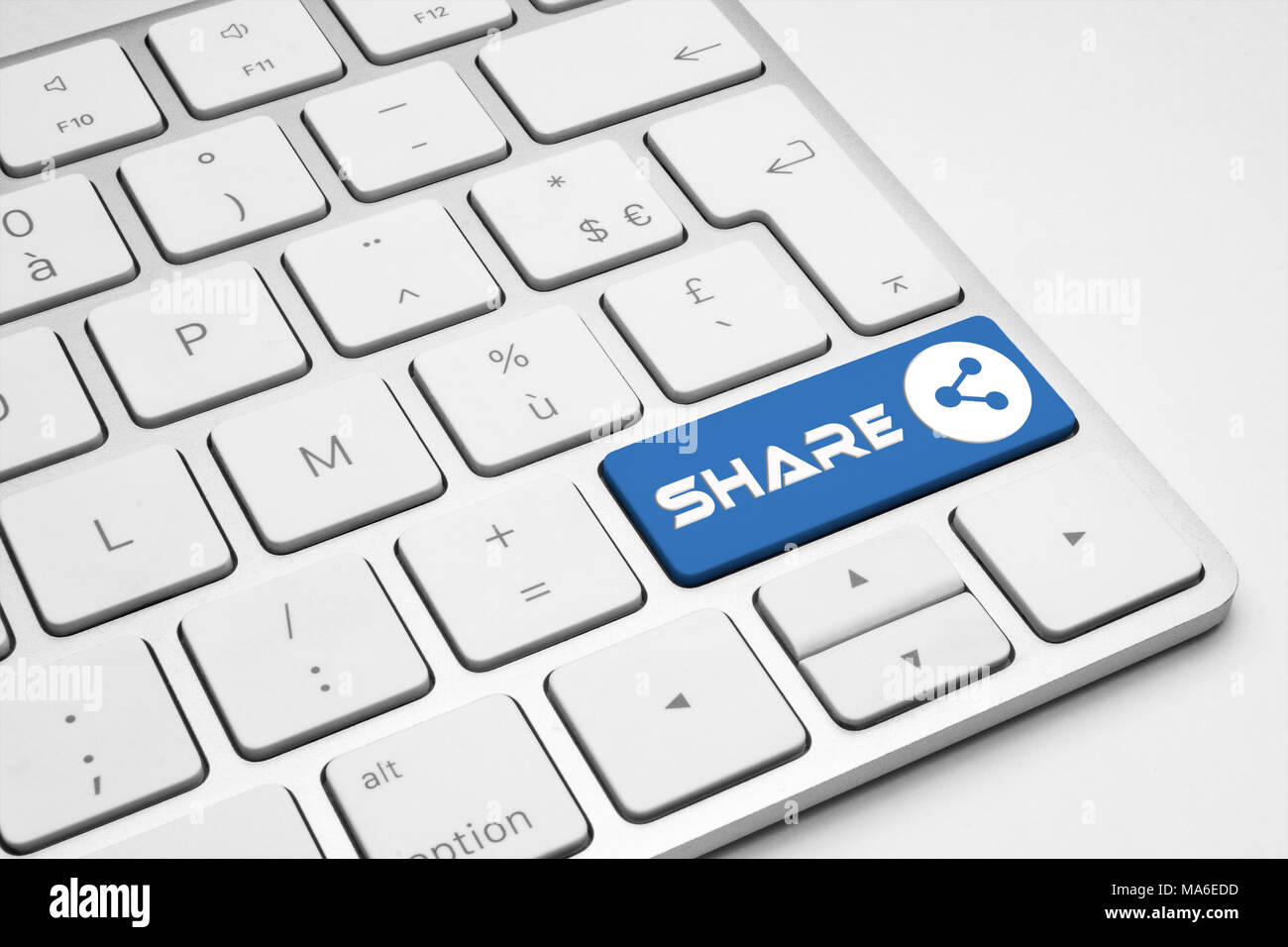 Teilen Sie die blaue Schaltfläche mit dem Symbol "Netzwerk" auf einem weißen isoliert Tastatur - Internet, Web, Social Media und Business illustrative Konzept Stockfoto