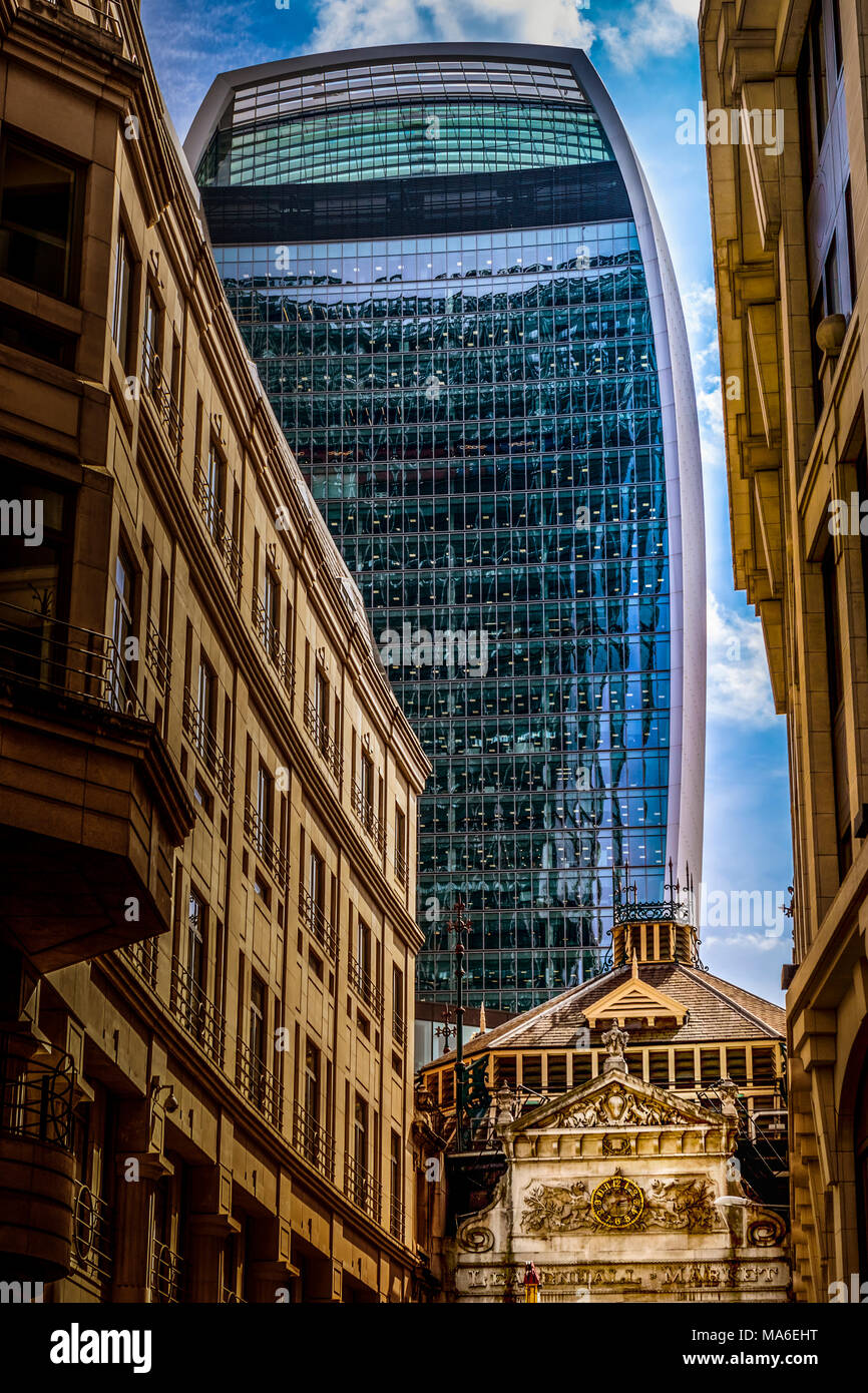 Walkie-Talkie-Gebäude überragt Leadenhall Market in einem klaustrophobisch Stadtbild Stockfoto