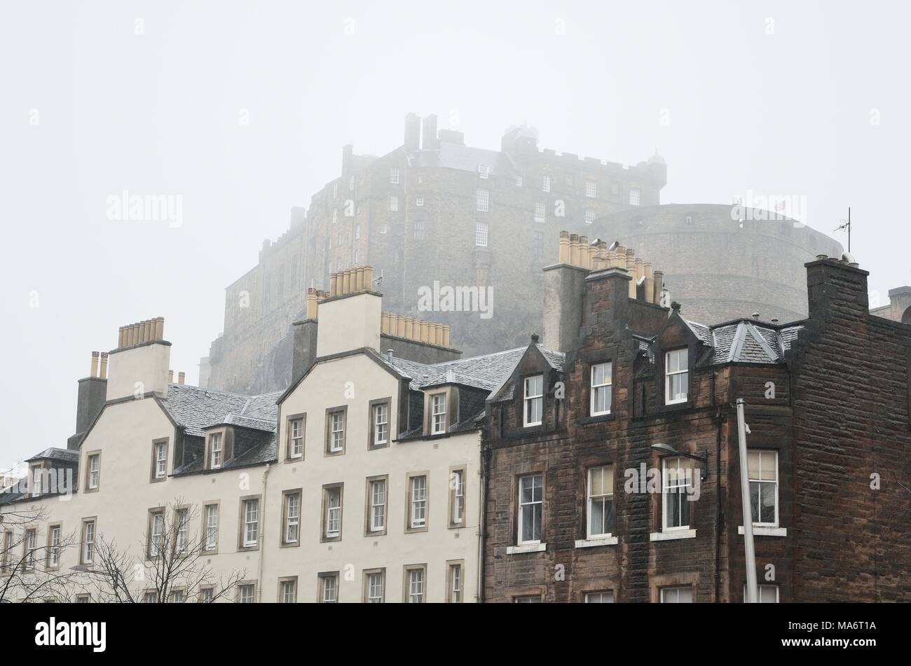 Das Edinburgh Castle verdeckt von Nebel auf den Grassmarket Stockfoto