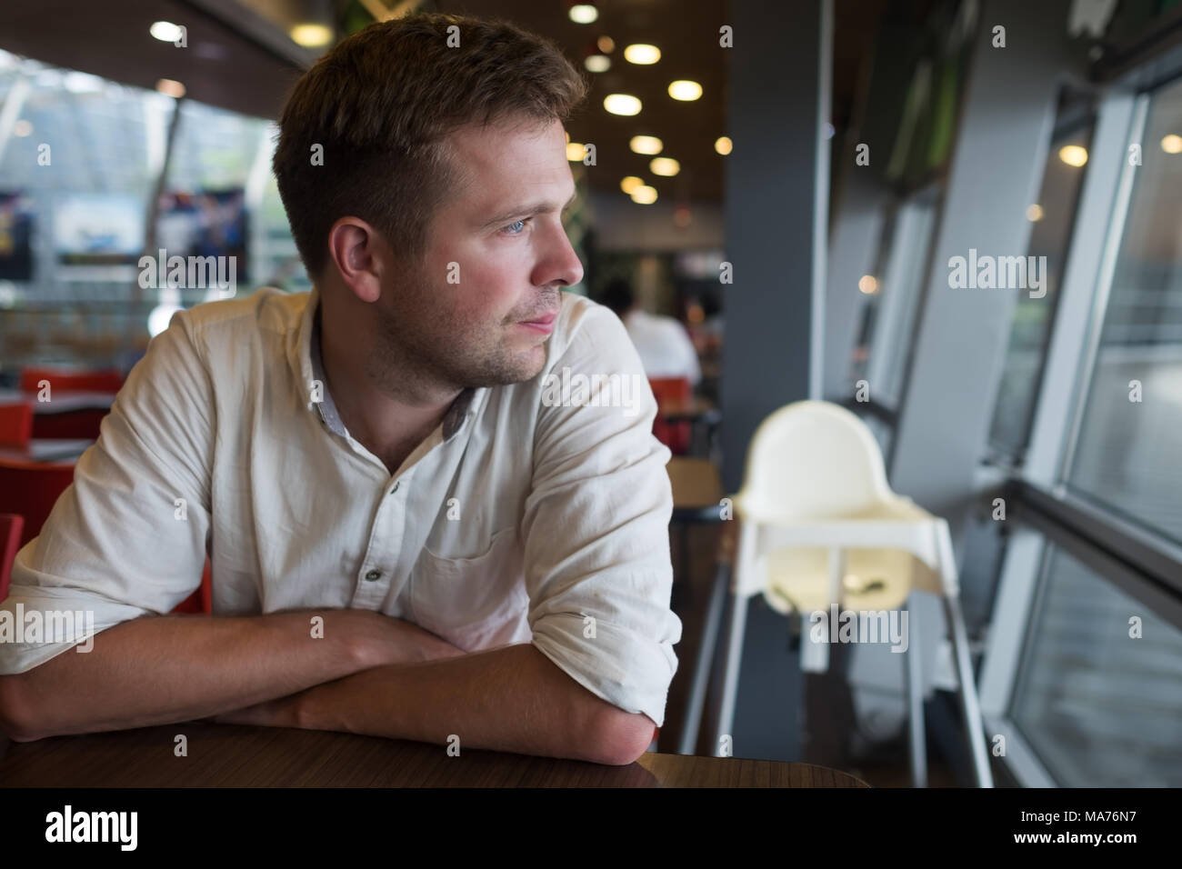 Kaukasische Mann allein sitzt im Cafe und beiseite. Stockfoto