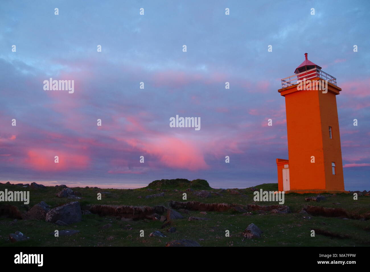 Island Leuchtturm mit einer Sommernacht gesehen Stockfoto