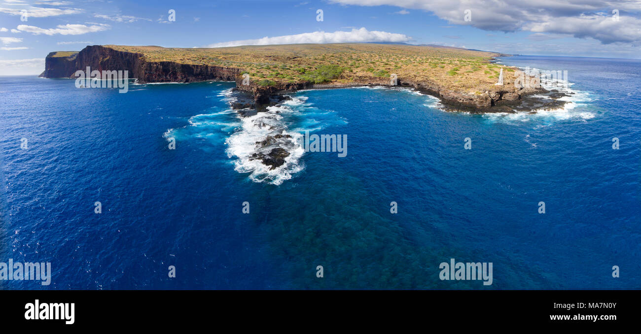Eine Luftaufnahme von Palaoa Point und Kaunolu Bay vor der Insel Lanai, Hawaii, USA. Das Kap Ka'Ea Leuchtturm, war ursprünglich Acetylen- und f Stockfoto