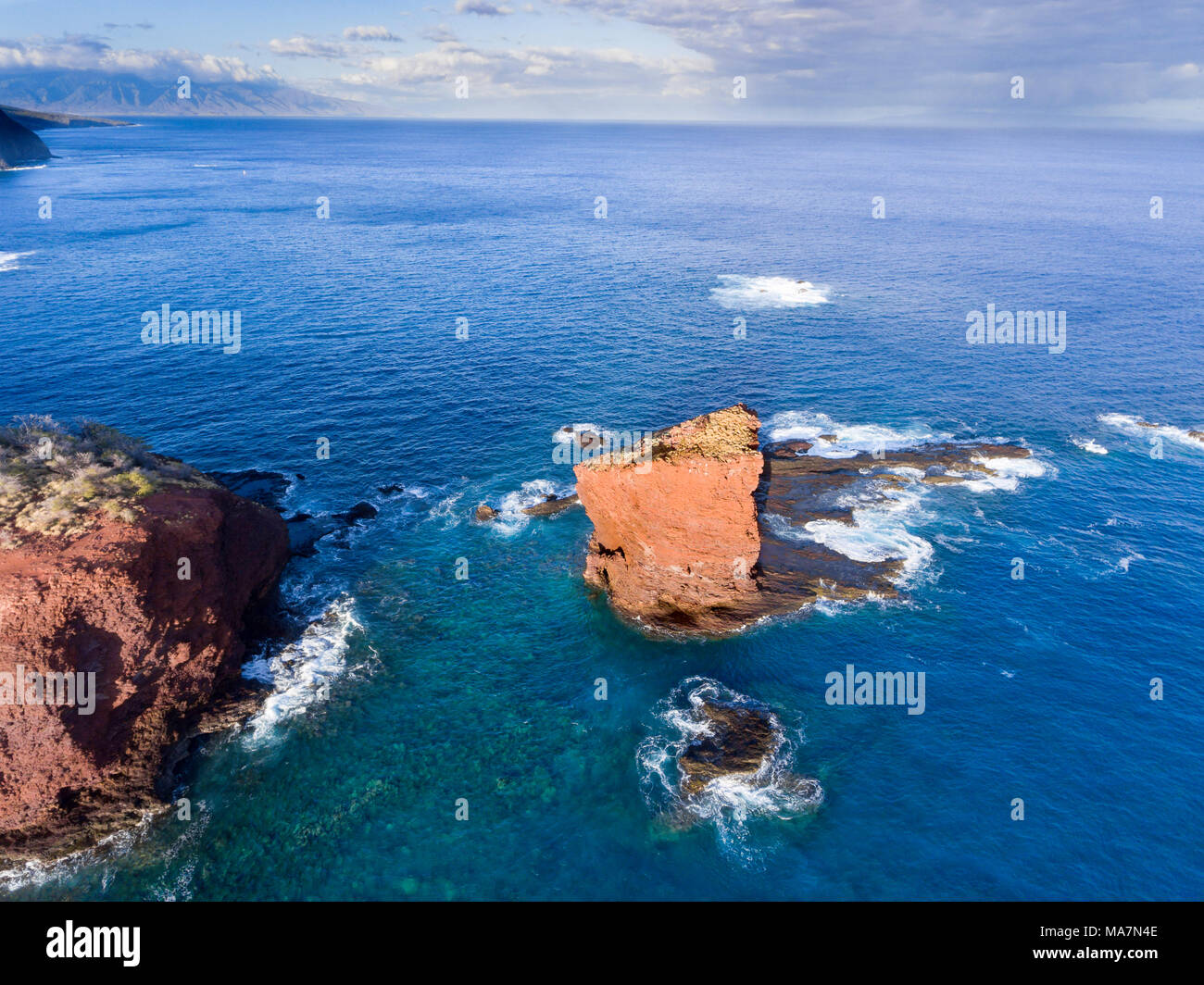 Puu Pehe Rock, auch bekannt als "Sweetheart Rock", eines der bekanntesten Wahrzeichen Lanai, Lanai Insel, Hawaii, USA. Gerade vor/hinter dem Felsen ist Stockfoto