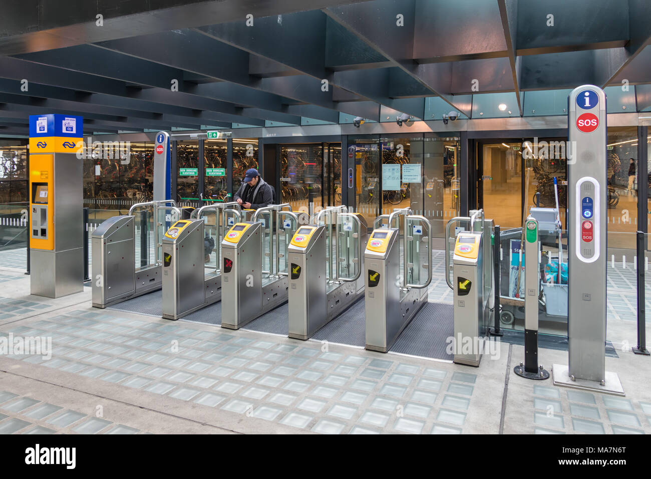 Chip Gates am Hauptbahnhof Delft für Eingang Bahnsteige Stockfoto