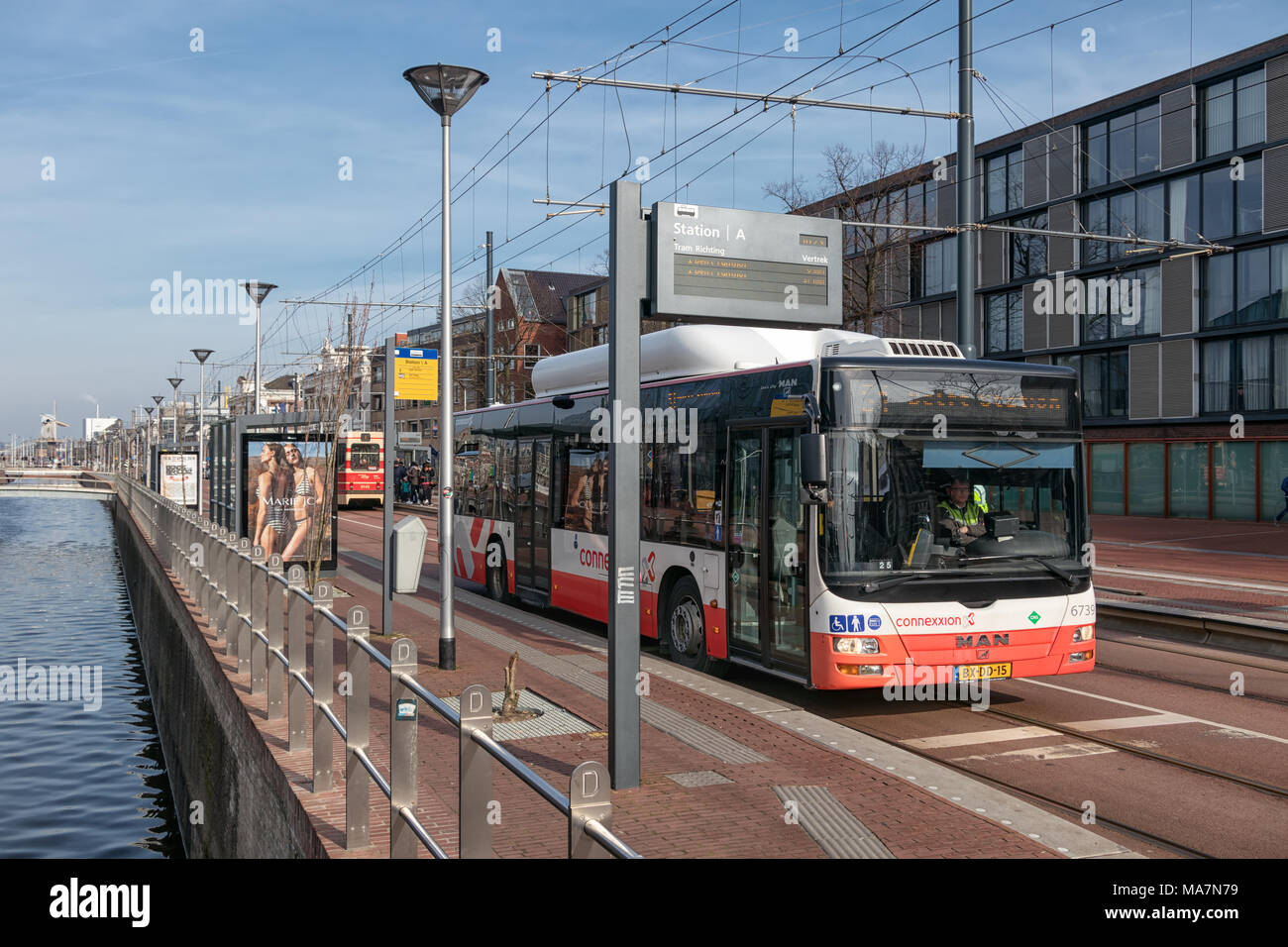 Stadt bus für Passagiere in der holländischen Stadt Delft warten Stockfoto