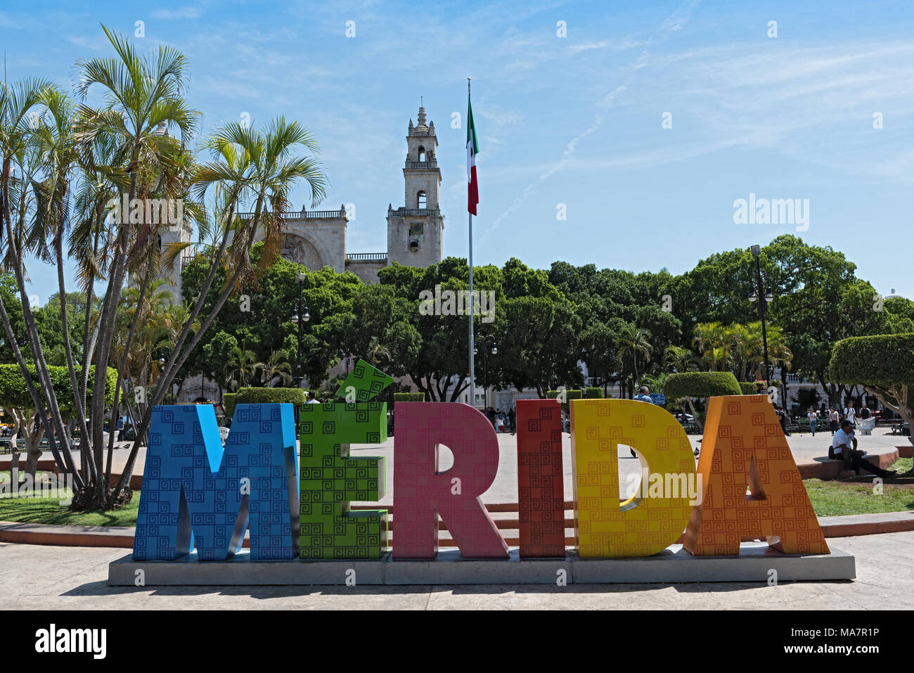 Schriftzug der mexikanischen Stadt Merida mit mexikanischen Flagge und die Kathedrale Stockfoto