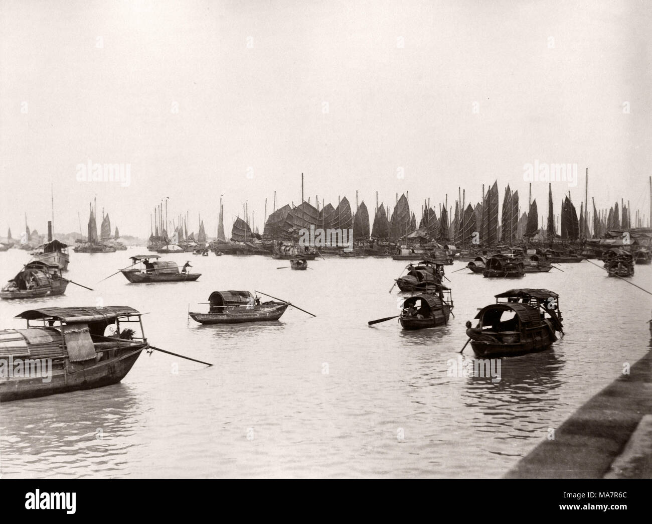 19 Vintage Fotografie - China, Kanton, Guangzhou - Boote, dschunken im Hafen Stockfoto