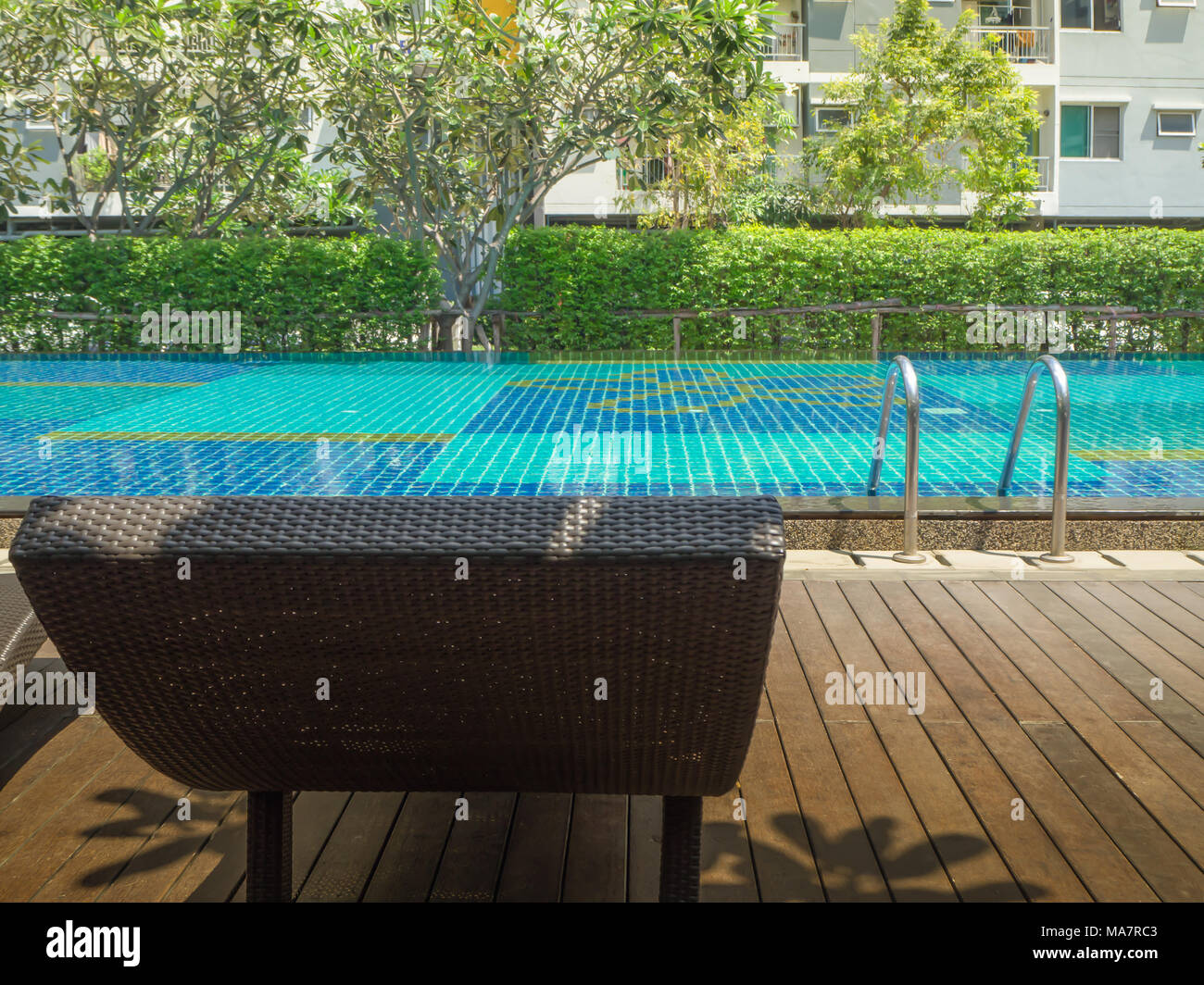 braun rattan lounge chair und schwimmbad in eigentumswohnung