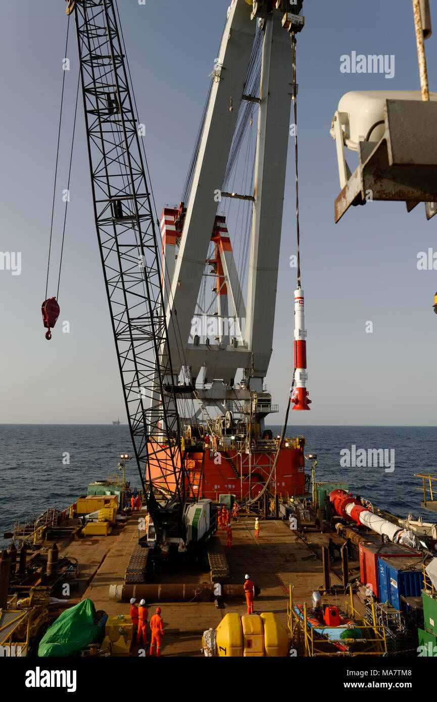 Ein Menck subsea Stapel Hammer ist von der Gabel abgenommen auf dem Deck des DBA (Derrick Barge Aserbaidschan) Stockfoto