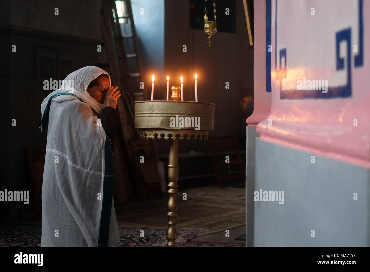 Eine Äthiopische Orthodoxe Verehrer beten in der äthiopischen Kirche ...