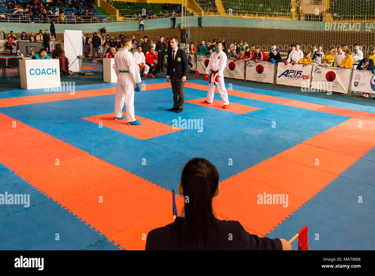 Lemberg, Ukraine - März 25, 2018: International open Karate Cup. Unbekannter Richter sehen Sie sich das Duell der Athleten während der Wettbewerb im Sport kompl Stockfoto