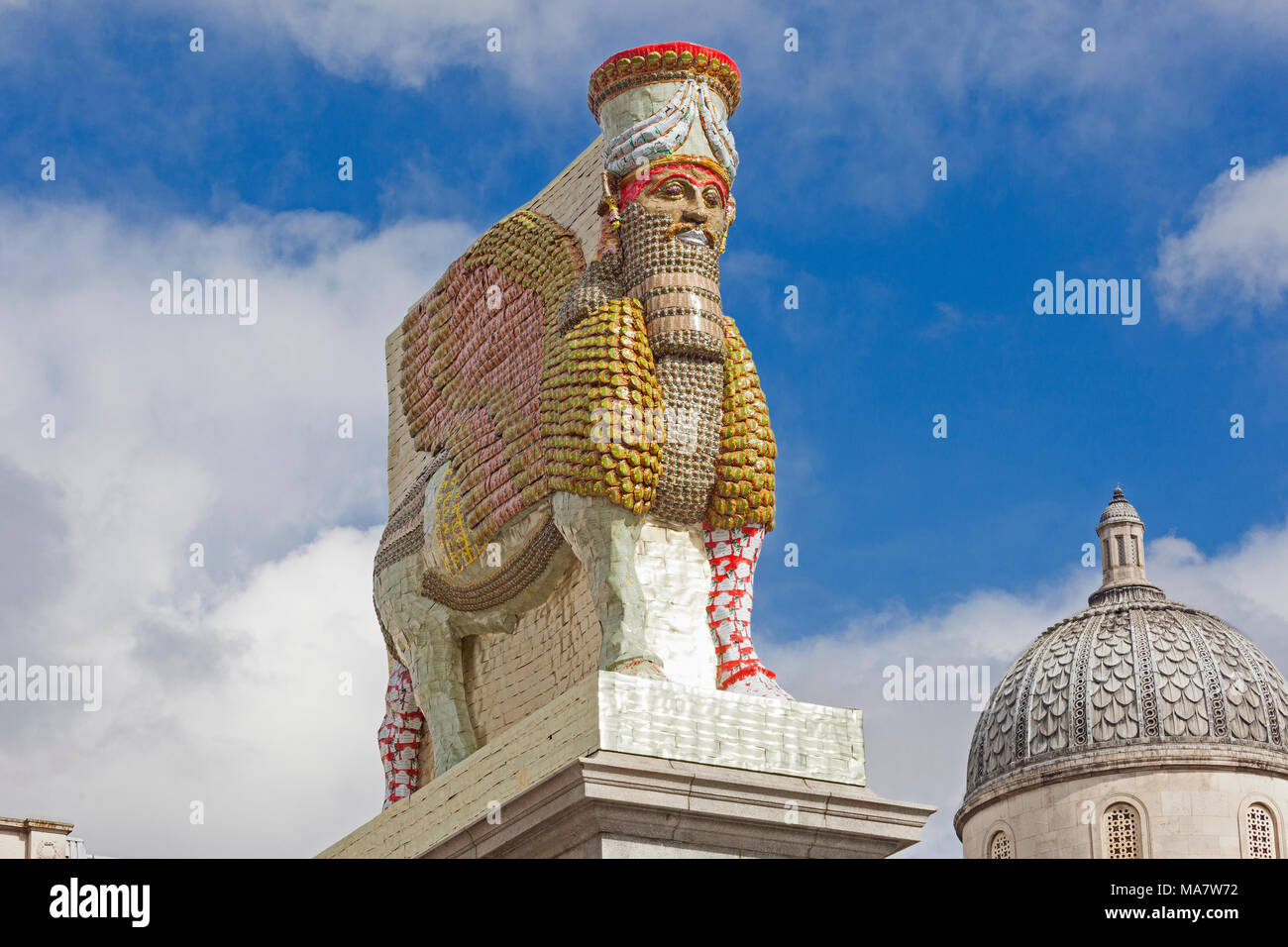 London, Trafalgar Square der vierten Sockel belegt durch eine Nachbildung eines Lamassu winged Gottheit von Ninive, betitelt "der unsichtbare Feind nicht vorhanden" Stockfoto