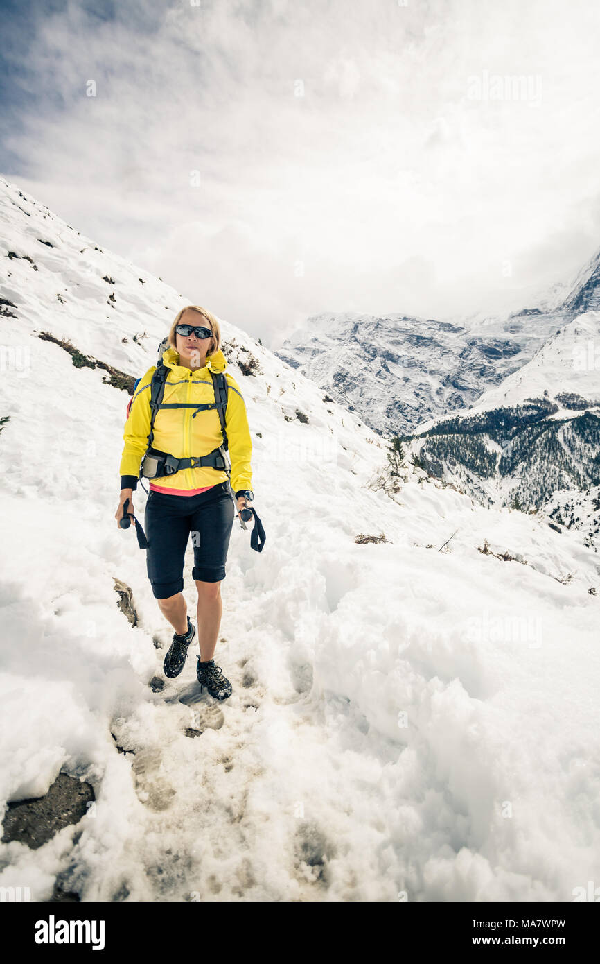 Frau Wanderer Trekking im Himalaya in Nepal. Wandern im Schnee weiß im Winter Natur, hohe Berge in Asien, schöne inspirierende Landschaft. Stockfoto