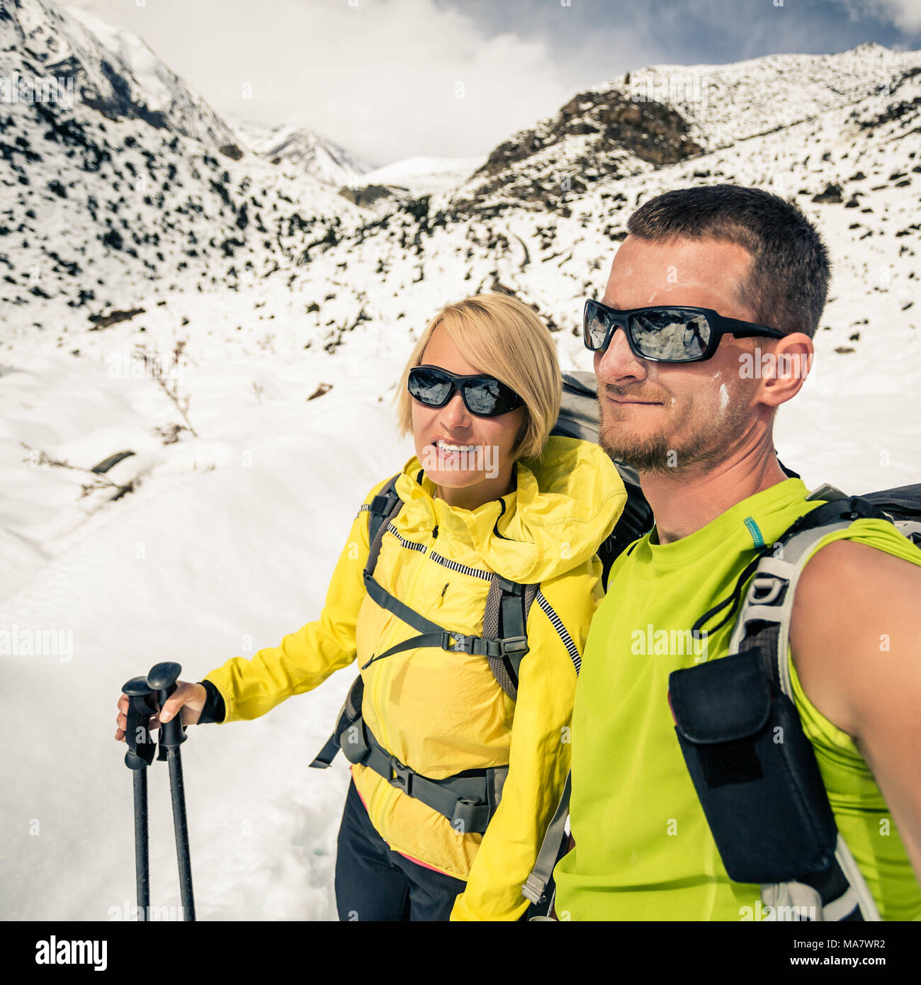 Paar Wanderer Mann und Frau tun Selfie portrait im Winter Berge. Inspiration und Motivation in einer wunderschönen Landschaft. Wandern und Klettern partne Stockfoto