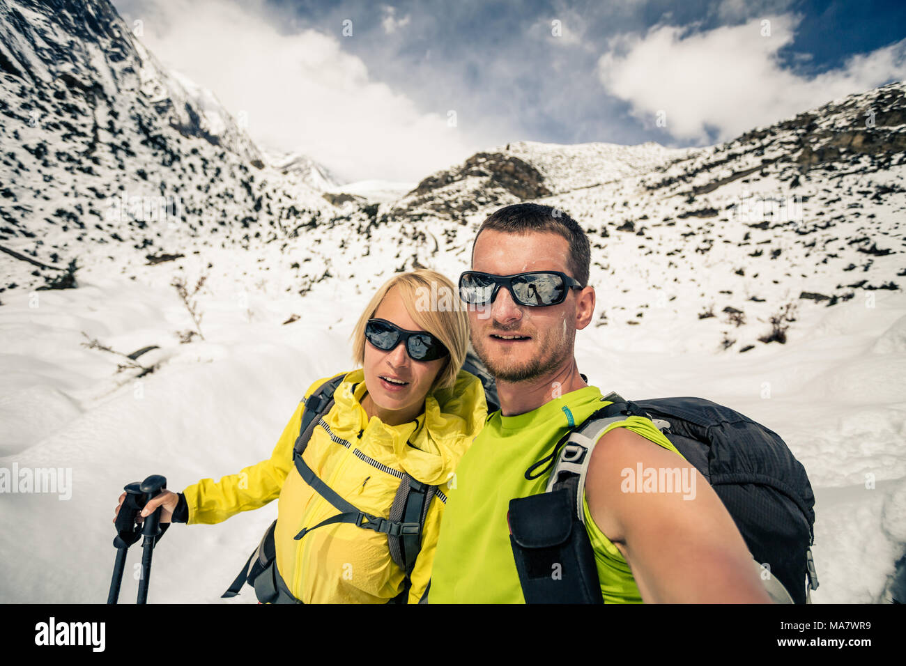 Paar Wanderer Mann und Frau tun Selfie portrait im Winter Berge. Inspiration und Motivation in einer wunderschönen Landschaft. Wandern und Klettern Advent Stockfoto