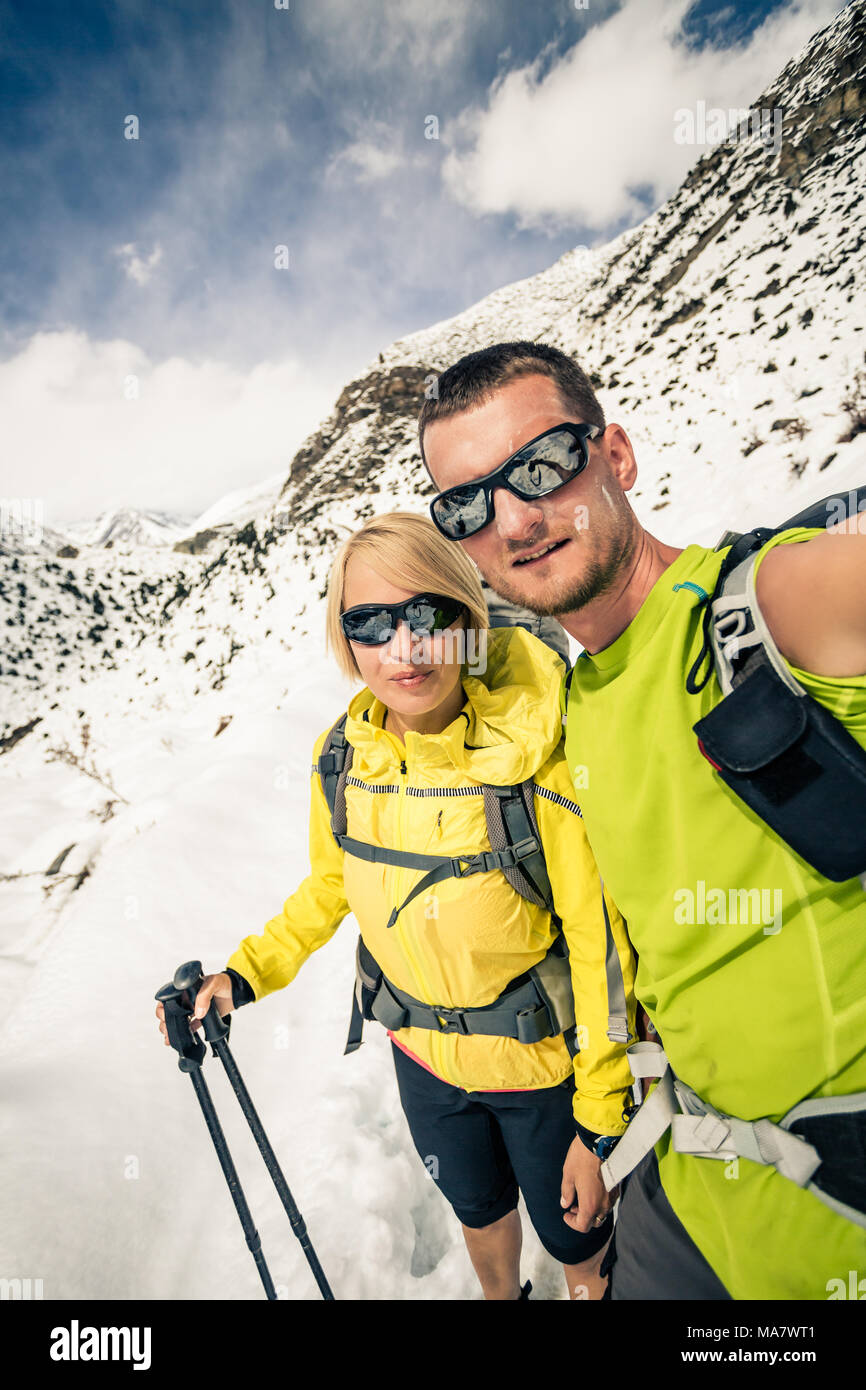 Paar Wanderer Mann und Frau tun Selfie portrait im Winter Berge. Inspiration und Motivation in einer wunderschönen Landschaft. Wandern und Klettern partne Stockfoto
