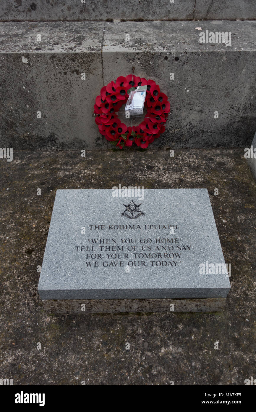 Mohn Kranz und Stein Montgomeryshire County War Memorial. Wales. Britische Inseln Stockfoto