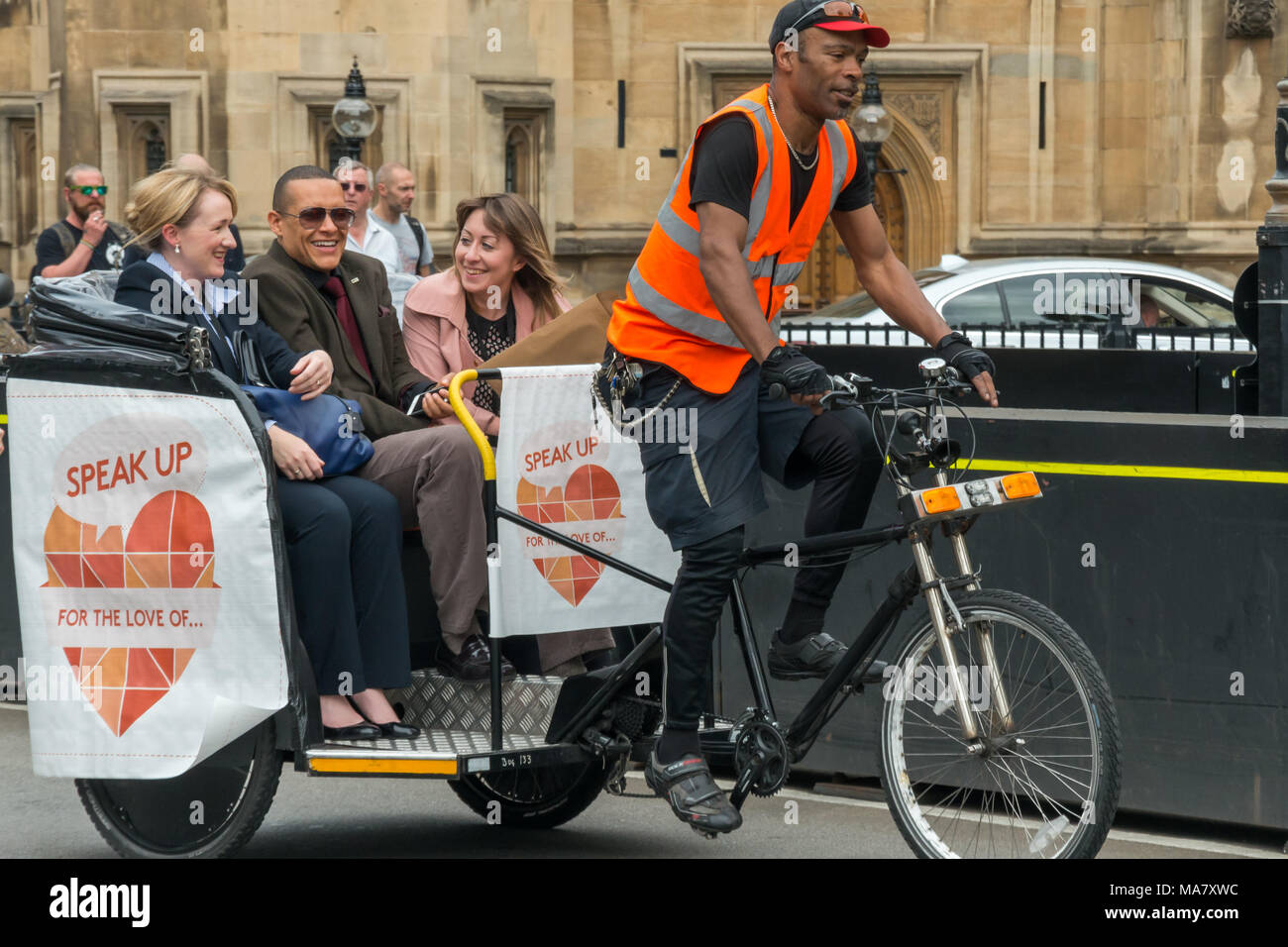 Zwei der neuen Aufnahme von MPs, Mhairi Schwarz SNP Paisley, Renfrewshire Süden und Arbeit MP für Norwich Süden Clive Lewis teilen eine rcycle Rikscha auf die Climate Change Coalition Tag der Aktion. Stockfoto