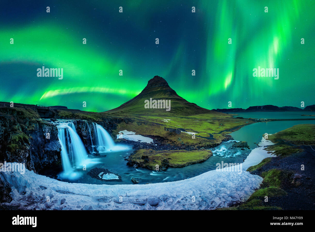 Nordlicht, Aurora borealis an Kirkjufell in Island. Kirkjufell Berge im Winter. Stockfoto