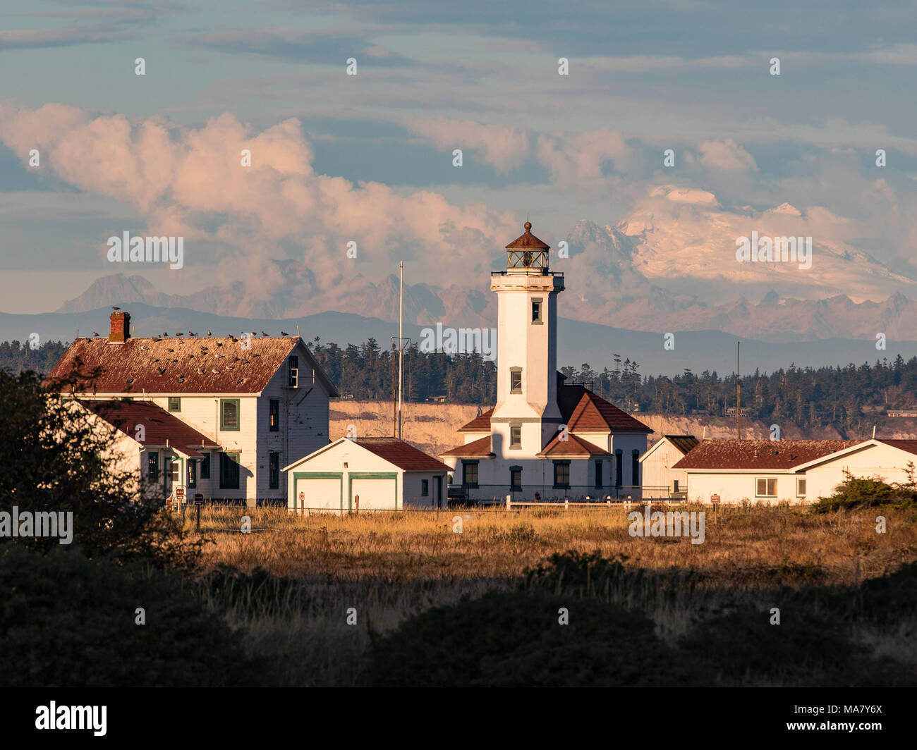 Port Townsend Leuchtturm am Punkt Wilson im Fort Nordworden State Park, Port Townsend. Im Jahr 1913 erbaut und 1976 automatisiert. Mount Baker. Stockfoto