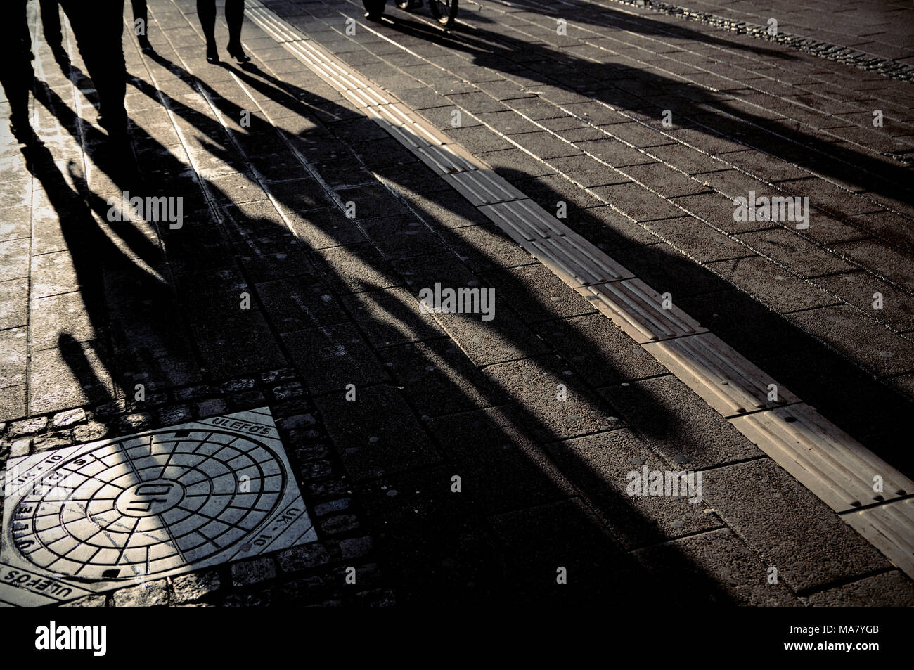 Die Schatten von Menschen in Stroget, eine der längsten Einkaufsstraßen in Europa, Kopenhagen, Dänemark Stockfoto