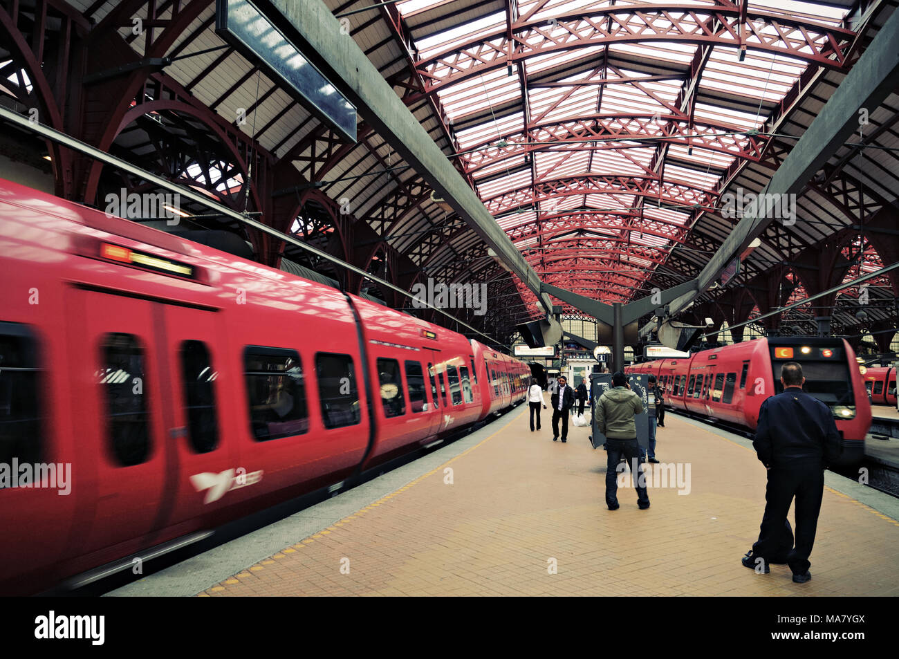 Rote Züge und Menschen im Hauptbahnhof von Kopenhagen, Dänemark Stockfoto