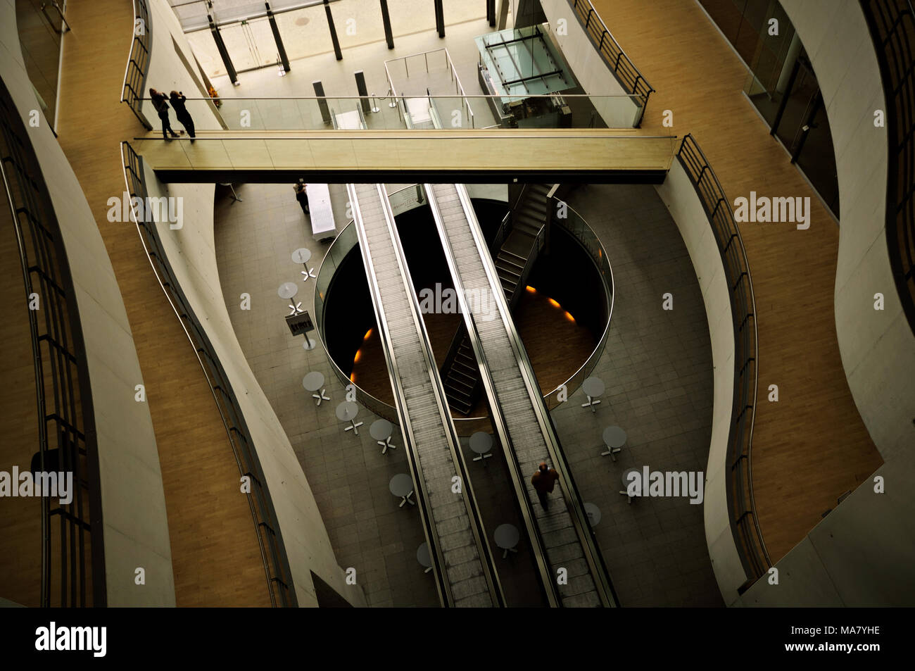 Gehweg und Rolltreppe im Innern des schwarzen Diamanten, Kopenhagen, Dänemark Stockfoto